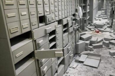 Clamorosa rapina in banca a Napoli, il video delle cassette di sicurezza aperte