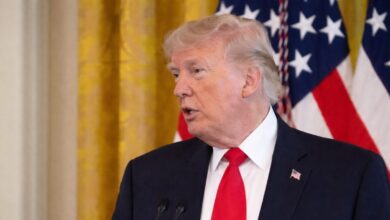 Trump senza freni prende in giro Macron: “La moglie lo tratta malissimo”. VIDEO