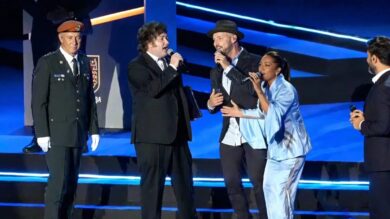 Milei show a sorpresa a Gerusalemme: canta “Libre” e accende la torcia sul palco