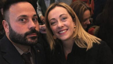 Meloni e la foto con Senese, la premier non ci sta: “Fango nel ventilatore e squallidi attacchi”
