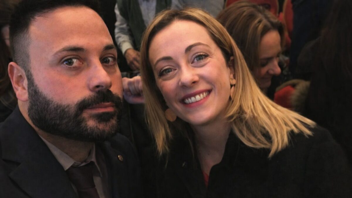 Meloni e la foto con Senese, la premier non ci sta: “Fango nel ventilatore e squallidi attacchi” Meloni e la foto con Senese, la premier non ci sta: “Fango nel ventilatore e squallidi attacchi”