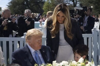 Pasqua alla Casa Bianca, bimbo non riconosce Melania: “Chi è quella?”. La risposta ironica di Trump