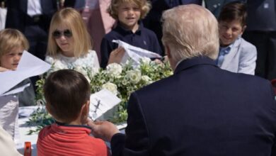 Pasqua alla Casa Bianca, Trump ai bambini: “Rivendete i miei autografi a 25mila dollari”. Poi attacca Biden
