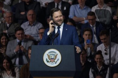 Budapest, Vance chiama Trump dal palco: risponde la segreteria (poi il colpo di scena)