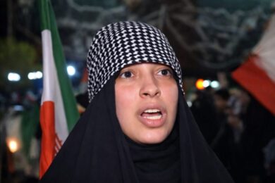 Teheran, migliaia in strada dopo la tregua: “Se serve torniamo a combattere”