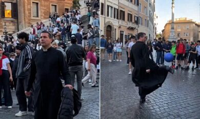 Roma, pallone in Piazza di Spagna: i preti argentini non resistono