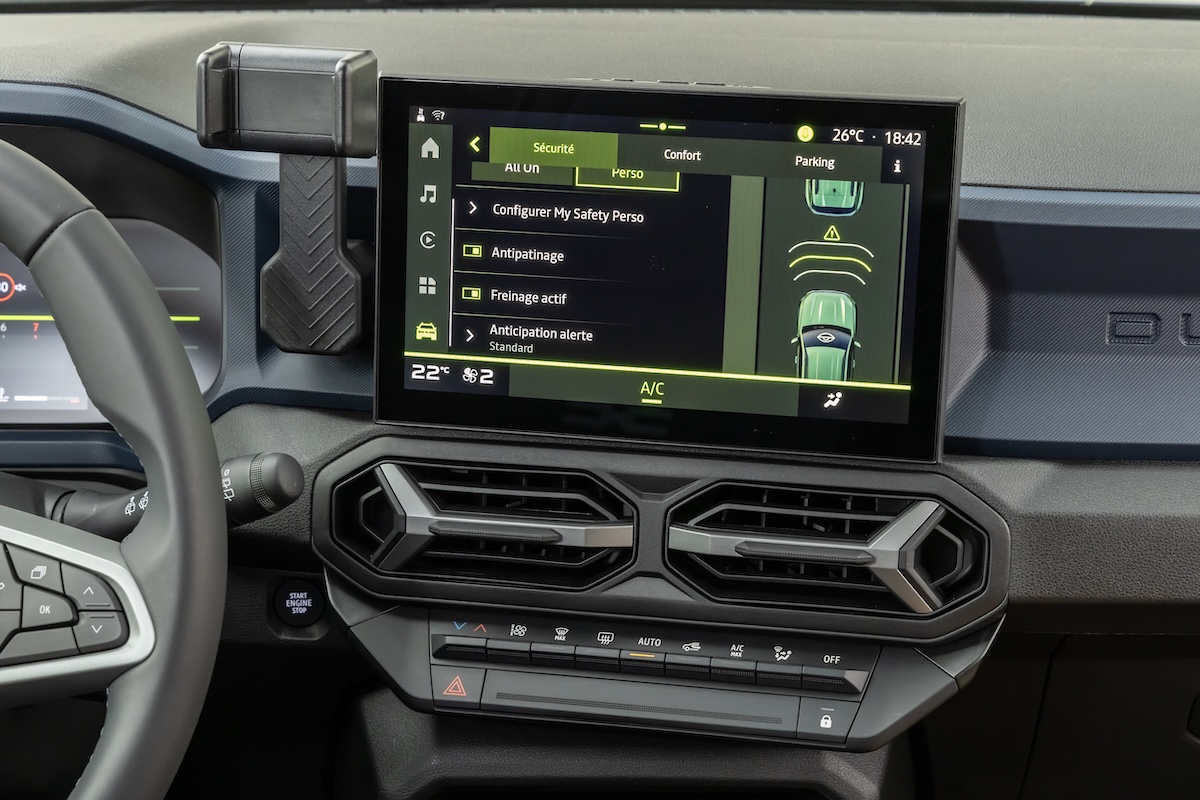 Dacia Duster, più tecnologia utile tra display, USB-C e wireless