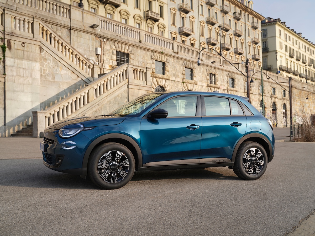 Fiat 600 torna anche a benzina: cosa cambia davvero in gamma