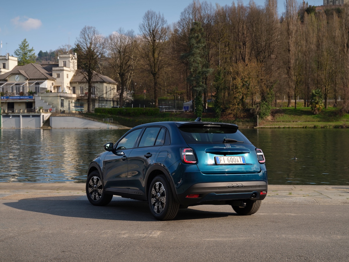 Fiat 600 torna anche a benzina: cosa cambia davvero in gamma