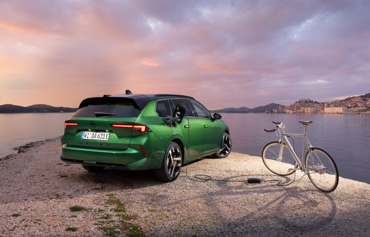 Opel porta il V2L su Astra e allarga la funzione alla gamma