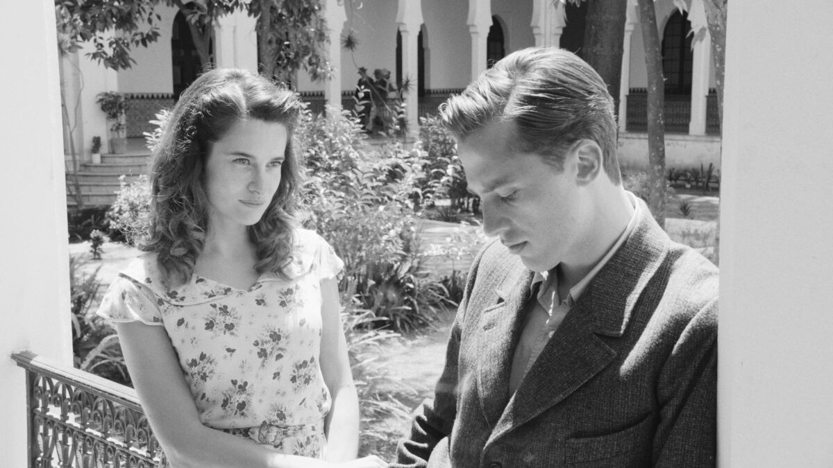 “Lo straniero”: Ozon riporta al cinema il nichilismo di Camus e la sorte a cui è destinato chi è incapace di conformarsi