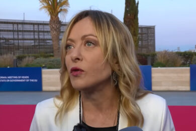 Meloni lascia il punto stampa: “Signori, arrivederci”. Il video da Cipro