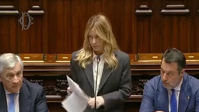 Meloni ferma l’applauso in Aula: “È ancora lunga, regà”. Poi attacca le opposizioni