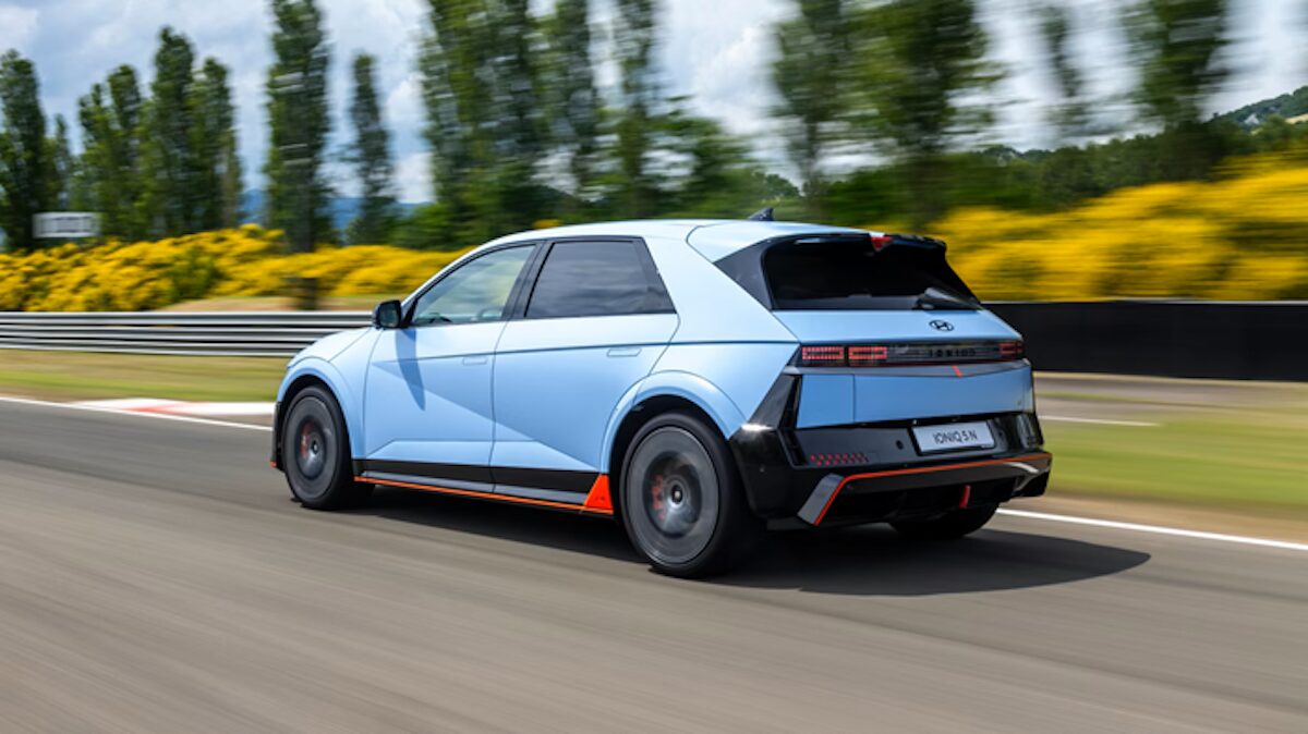 Hyundai IONIQ 3 debutta a Milano e rilancia la sfida elettrica