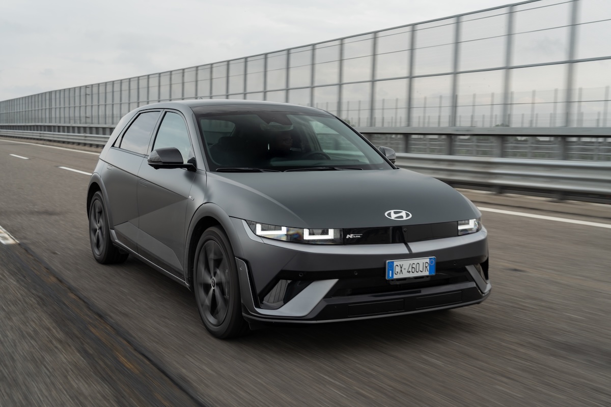 Hyundai IONIQ 3 debutta a Milano e rilancia la sfida elettrica