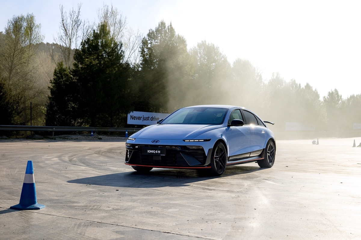 Hyundai IONIQ 3 debutta a Milano e rilancia la sfida elettrica