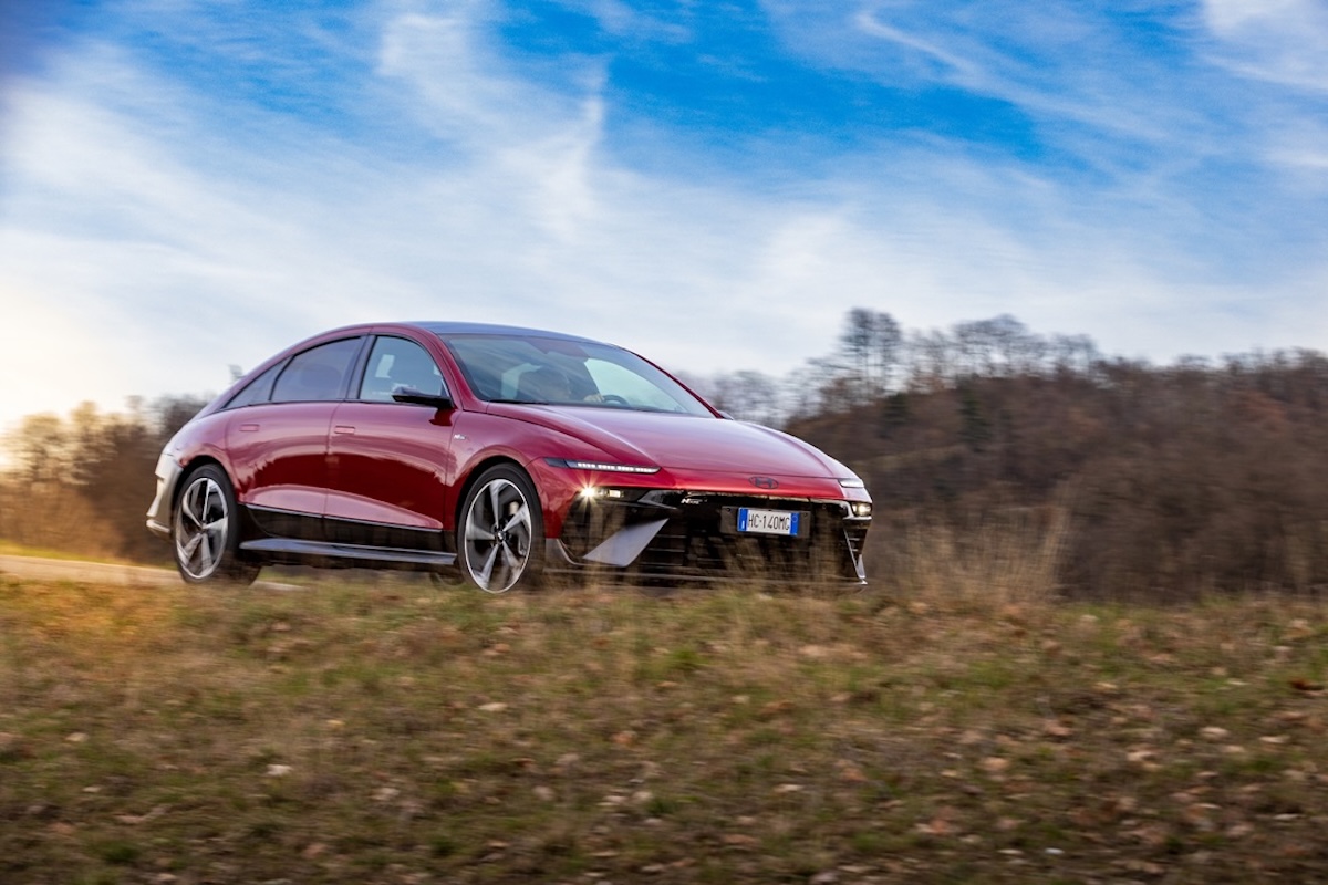 Hyundai IONIQ 3 debutta a Milano e rilancia la sfida elettrica