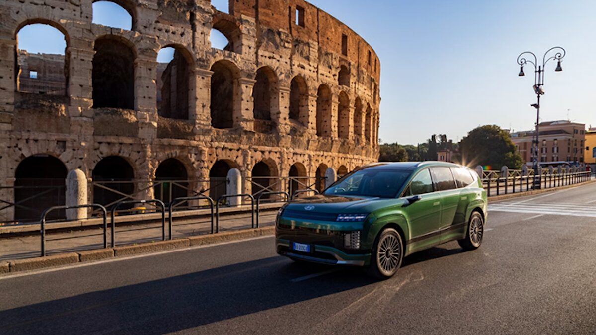 Hyundai IONIQ 3 debutta a Milano e rilancia la sfida elettrica