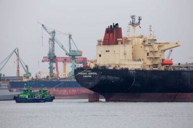 Iran-Usa, Hormuz, uranio e fondi congelati fanno saltare l’intesa: ecco i tre nodi che bloccano il negoziato