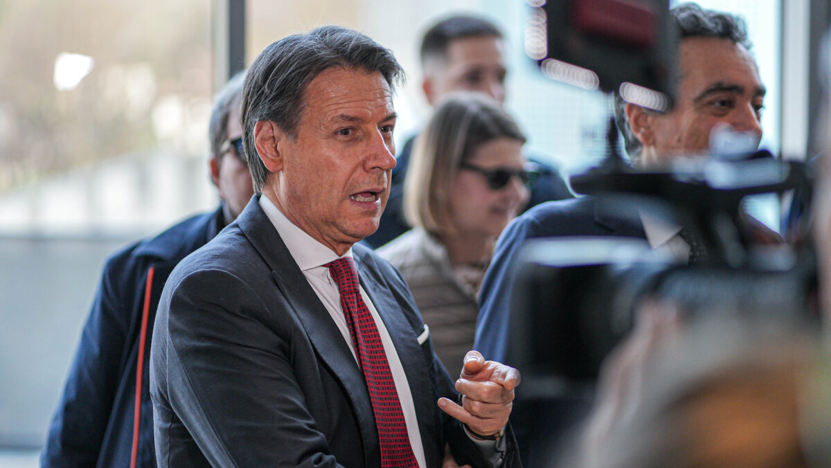 Piazza per la pace, Conte dice sì a Schlein: l’asse Pd-M5s prova a ricompattarsi, ma resta il nodo delle primarie Piazza per la pace, Conte dice sì a Schlein: l’asse Pd-M5s prova a ricompattarsi, ma resta il nodo delle primarie