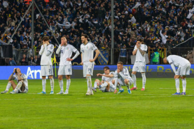 Italia, ormai l’abisso è normalità: non c’è due senza tre. Siamo fuori dal Mondiale, lasciati soli da un calcio che non costruisce più