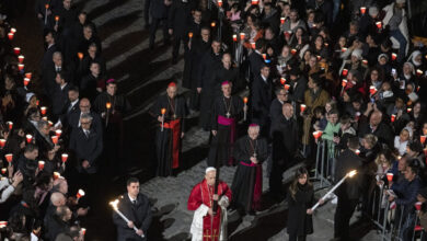 La prima Via Crucis di Leone XIV, il Papa porta la croce per tutte le 14 stazioni: non era mai successo prima