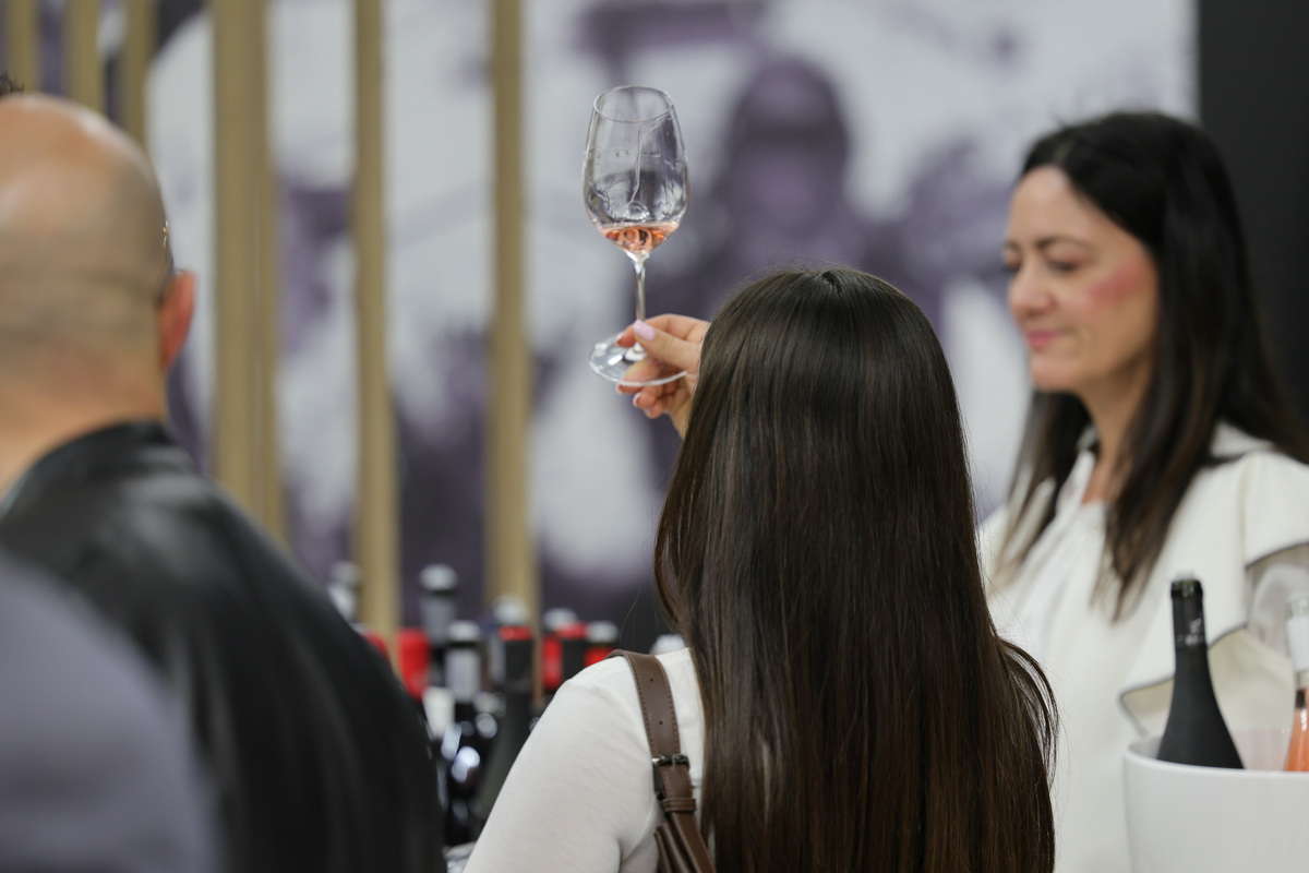 Vinitaly, il vino come leva di marketing turistico più potente della Ferrari e più attrattivo della moda. Ecco perchè Vinitaly, il vino come leva di marketing turistico più potente della Ferrari e più attrattivo della moda. Ecco perchè