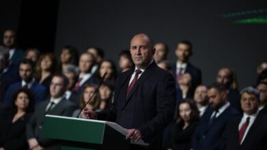 Bulgaria al voto per l’ottava volta in cinque anni, Rumen Radev favorito nell’ennesima elezione anticipata. Ecco chi è