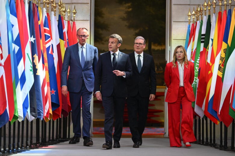 Parigi, Il presidente francese Emmanuel Macron, accoglie Giorgia Meloni all'Eliseo prima della conferenza sullo stretto di Hormuz
