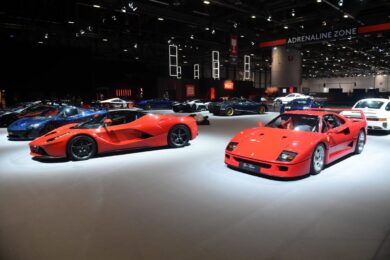 Ferrari entra nell’elettrico senza rinunciare all’esclusività, nuovo modello in arrivo tra un mese. Ecco quanto costerà