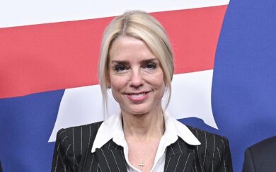 Usa, Trump fa saltare il ministro della Giustizia Pam Bondi. Licenziata in tronco