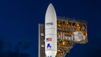 Amazon sfida Musk nello spazio con l’acquisto dell’operatore satellitare Globalstar. Il titolo schizza in Borsa