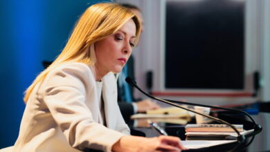 Decreto sicurezza, 615 euro per gli avvocati che assistono i migranti nel rimpatrio: è polemica per l’articolo 30bis, insorgono le opposizioni