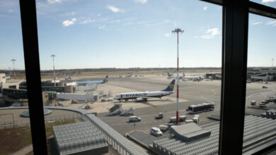 Incubo aerei, le scorte di carburante stanno finendo. Gli aeroporti: “Stop ai voli se Hormuz non riapre entro tre settimane”. A rischio la stagione estiva