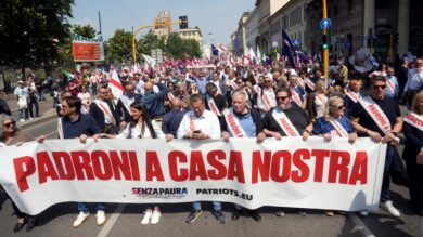 Milano, un sabato di piazze contrapposte: Patrioti in Duomo, proteste nel centro