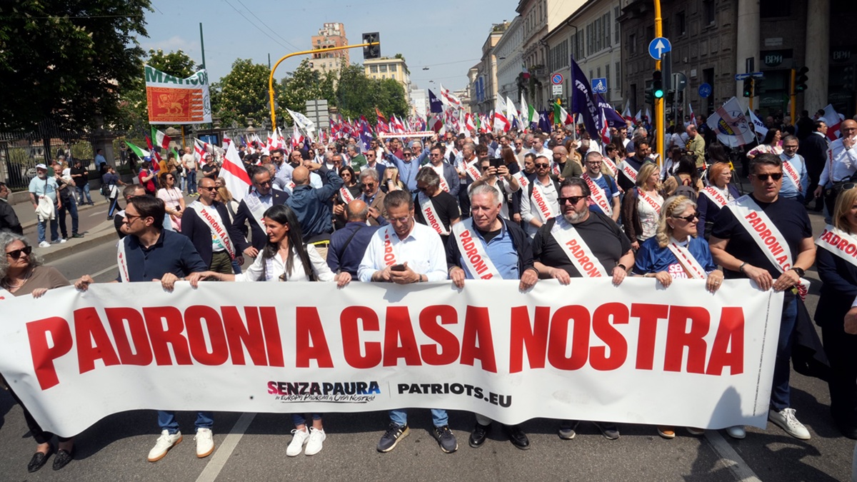 Milano, un sabato di piazze contrapposte: Patrioti in Duomo, proteste nel centro Milano, un sabato di piazze contrapposte: Patrioti in Duomo, proteste nel centro