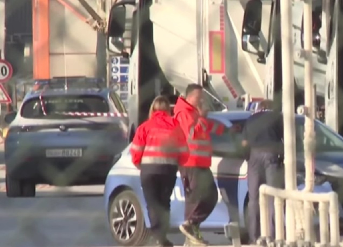 Ravenna, cadavere trovato nei pressi del porto: accoltellato al collo. C’è anche un altro uomo ferito Ravenna, cadavere trovato nei pressi del porto: accoltellato al collo. C’è anche un altro uomo ferito