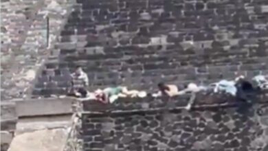 Si arrampica su una piramide e spara sulla folla, un morto e 13 feriti. Tragedia in Messico. VIDEO