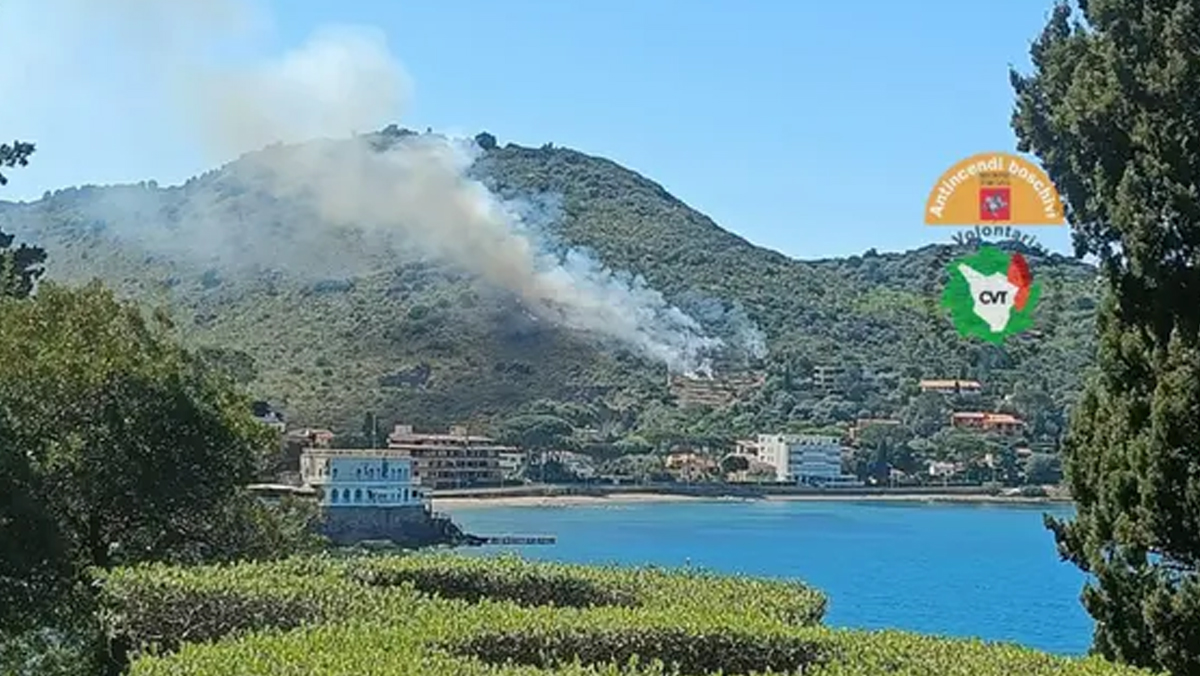 Incendi, bosco in fiamme sul Monte Argentario. Il forte vento alimenta le fiamme. Elicotteri in azione