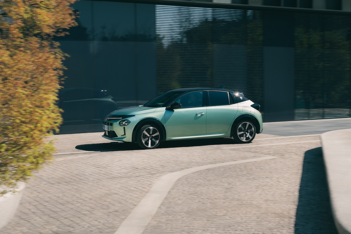 Lancia Ypsilon Turbo 100, torna il benzina manuale nella gamma