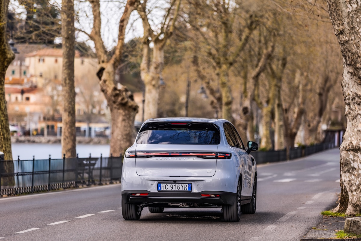 Leapmotor B10 REEV, il SUV ibrido che punta sulla concretezza