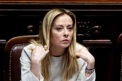 Meloni risponde agli attacchi di Solovyev: “Noi, diversamente da altri, non abbiamo padroni. Non cambieremo strada”