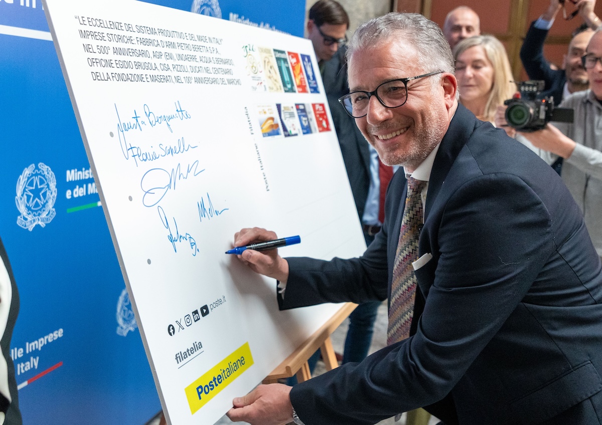 Maserati celebra il Tridente con un francobollo storico 