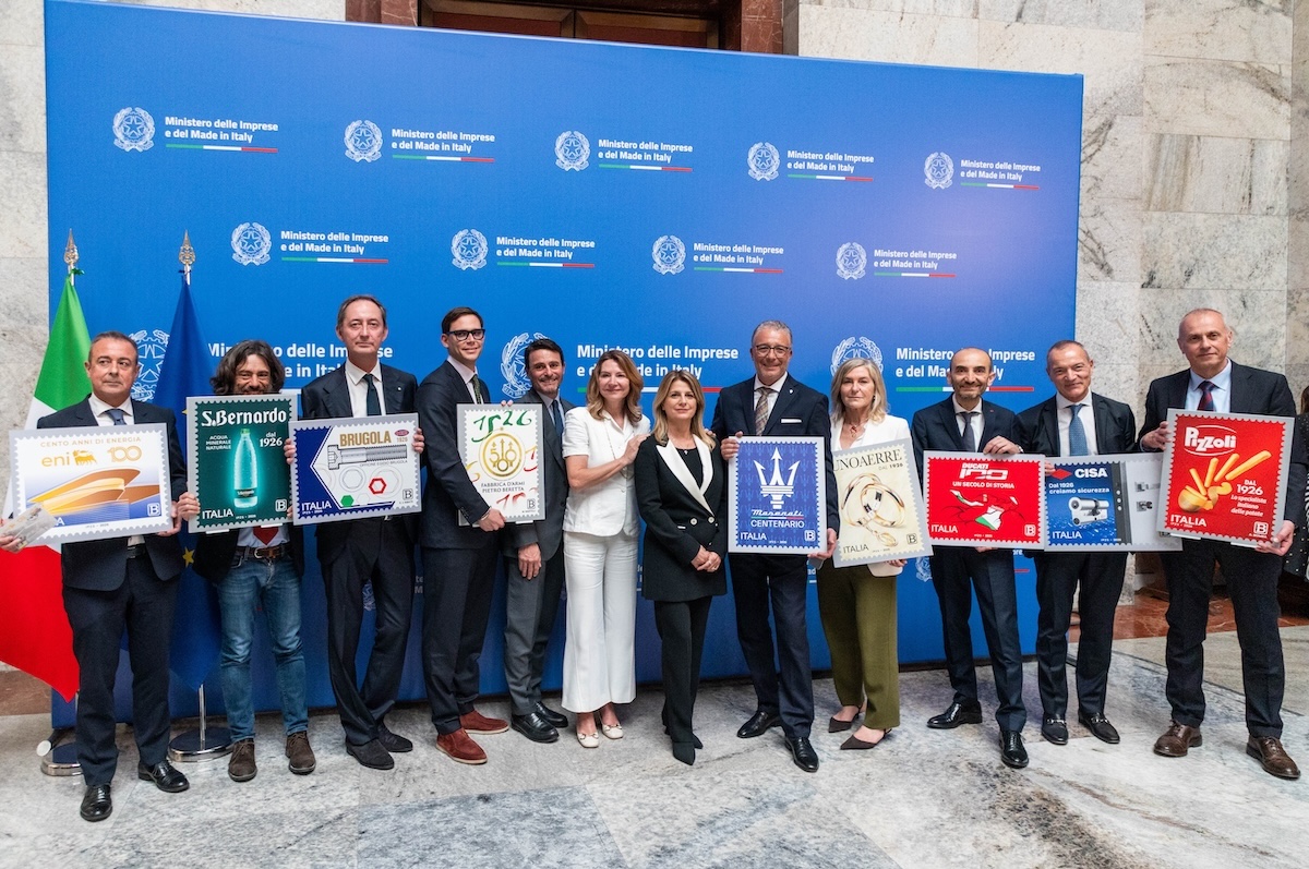 Maserati celebra il Tridente con un francobollo storico 