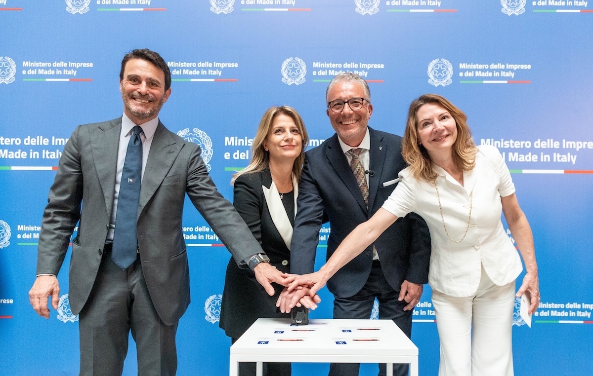 Maserati celebra il Tridente con un francobollo storico 