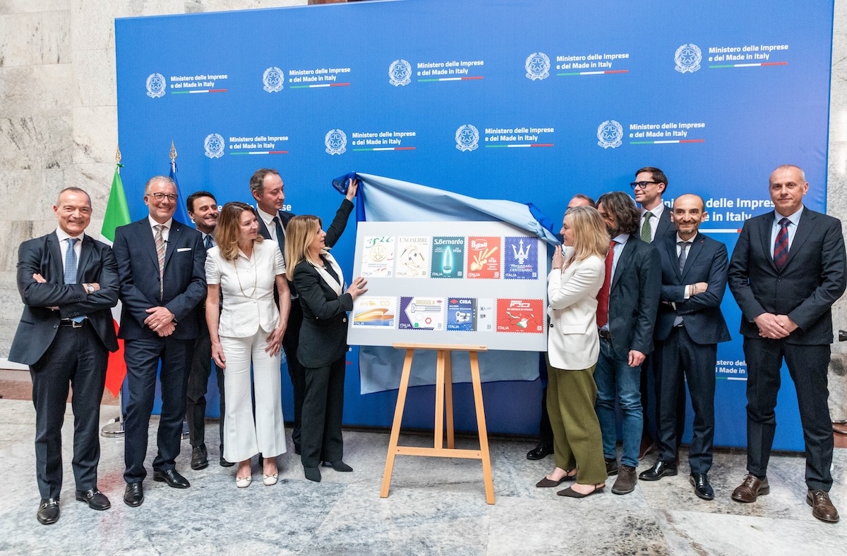 Maserati celebra il Tridente con un francobollo storico 