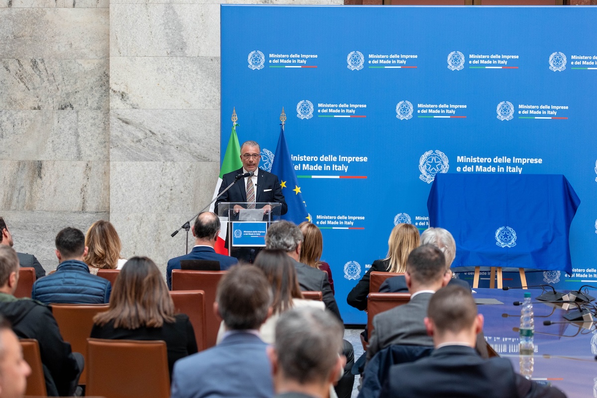 Maserati celebra il Tridente con un francobollo storico 