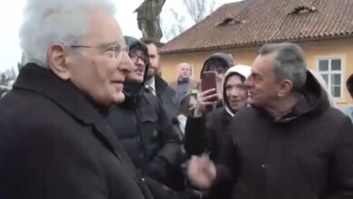 Mattarella a Praga, scena emozionante: studenti cantano l’inno sotto la neve