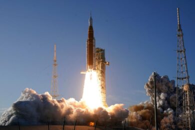 Spazio, 54 anni dopo l’Apollo 17 l’America torna verso la Luna con Artemis II. E porta un pezzo d’Italia