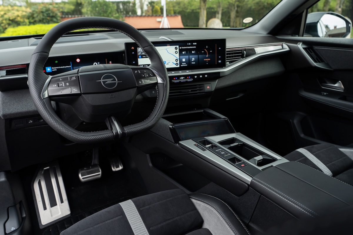 Opel Grandland Electric AWD, il SUV elettrico 4×4 da 325 CV